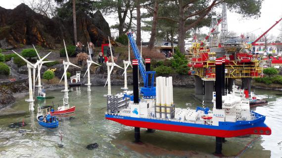 Centrale éolienne offshore en briques Lego