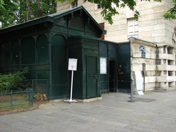 Entrée des Catacombes de Paris (crédit photo : Campola)