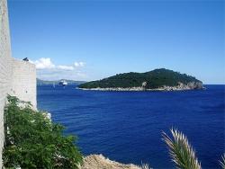 L'île de Lokrum depuis les remparts de Dubrovnik