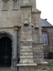 Pilastres de l'église de Lesneven