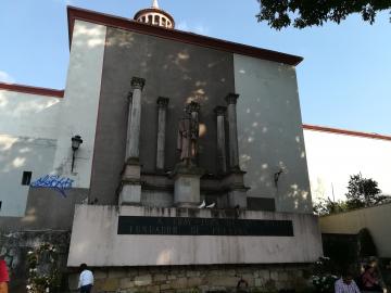 Statue du Frère Juan de San Miguel, qui évangélisa la ville