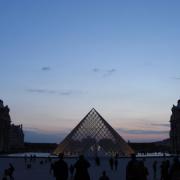 Crépuscule sur la cour Napoléon et le Louvre