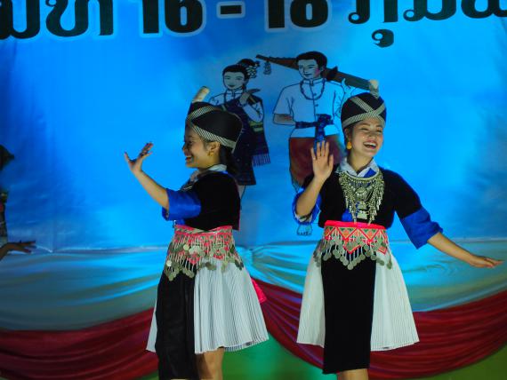 De jeunes laotiennes effectuant des danses traditionnelles