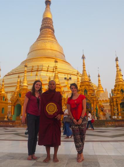 Devant Shwedagon - le moine est ensuite allé montrer cette photo à tous ceux qu'il croisait !