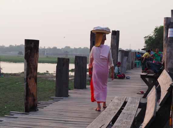 Une femme moine sur le U Bein Bridge