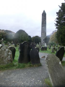 La tour ronde et le cimetière de Glendalough