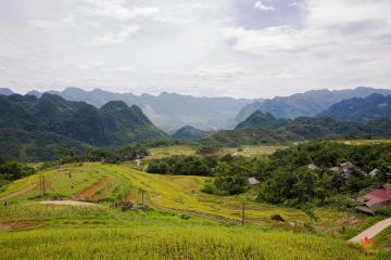 Vallée de rizières dans la réserve naturelle de Pu Luong, Vietnam