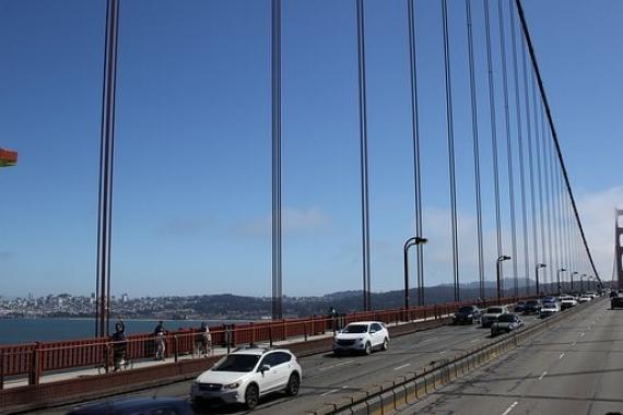 Pistes cyclables et voies automobiles sur le Golden Gate bridge.