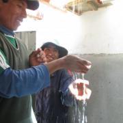 Construction de douches solaires dans l'Altiplano Bolivien
