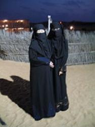 Jeunes filles portant l'abaya