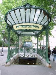 L'entrée du métro Abbesses à Paris, signée H. Guimard